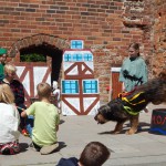 Während Till Eulenspiegel über den Marktplatz schlenderte und seinen Streich der linken Schuhe plante, zeigten „ überaus mutige Kinder und ein wildes Raubtier atemberaubende Kunststücke“.